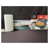 Box of miscellaneous items: tabke lamp, model