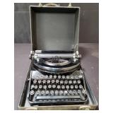 Vintage Noiseless Underwood typewriter in case