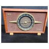 Vintage RCA-Victor am-fm radio