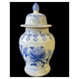 Vintage porcelain Chinese ginger jar