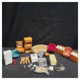 Lot of assorted dollhouse furniture