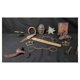 Group of assorted vintage items, horse items,
