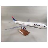 Delta B767 plastic model airplane