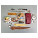 Group of vintage miscellaneous items: compacts,