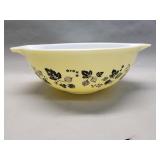 Vintage Pyrex Gooseberry mixing bowl