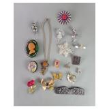 Vintage costume jewelry: necklace, comb holder,