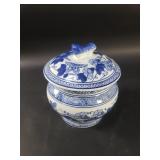 Chinese blue and white porcelain lidded jar