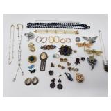 Group of costume jewelry, necklaces, brooches,