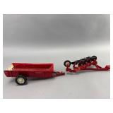 Ertl Int'l Harvester Spreader & Plow Set