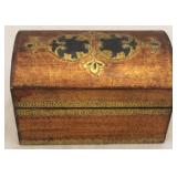 Wood box w/ assorted vintage matchbooks