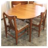 Stanley Table w/ 4 Chairs & Cover