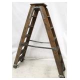 Wood 6 foot ladder