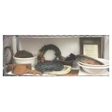 Shelf lot with wreath