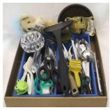 Tray lot of assorted items