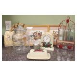 Lot of assorted Apple décor