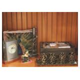 Shelf lot with leopard glasses