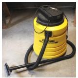 Genie 12 gallon wet / dry vacuum