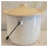 White Metal Chamber pot w/plastic lid