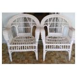 2 Wicker arm chairs - 30 x 21.5 x 25