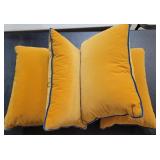 4 Decorative pillows