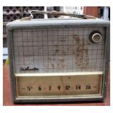 Silvertone vintage radio, 9 x 10.5