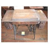 Singer sewing machine, 28.5 x 17