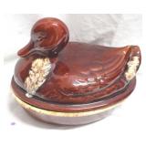 Hull pottery duck covered dish, 9 x 8