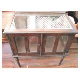 Mahogany vitrine table, 28.5 x 16.5