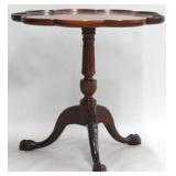 Lovely mahogany scallop edge claw foot table