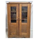 Vintage oak 2 door cupboard w/ gallery