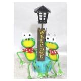Metal frogs & lampost decor, 31 x 18