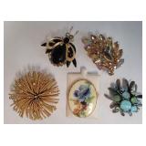 5 Vintage brooches, some signed