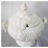 Tureen w / Ladle - 10" x 12"