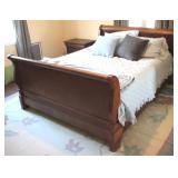 Bassett Sleigh Bed w / Bedding - 40" x 90" x 64"