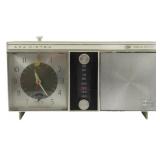 Vtg RCA Victor Solid State AM Clock Radio