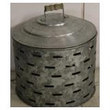 Harvest bucket with lid