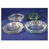 Assorted pyrex baking dishes