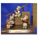 Hummel 3 Figures & Stand "Happy Kinderspeil"