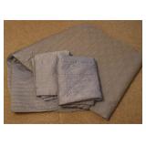 Quilt w/ 2 Pillow Cases