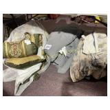 BLANKETS AND THROW PILLOWS