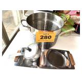 COALNDER AND METAL SERVING PIECES