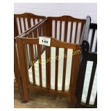 FOLDING CRIB ON CASTERS