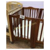 FOLDING CRIB ON CASTERS
