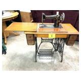 ANTIQUE SINGER TREADLE SWEWING MACHINE