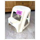 PLASTIC STEP STOOL