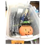 TOTE W 14 PLASTIC TABLE CLOTS & DECORATIONS