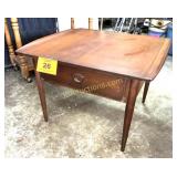 NICE BASSETT FURNITURE END / COFFEE TABLE