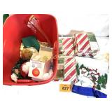 CHRISTMAS TABLE COVERS & DECORATIONSW TUB