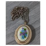 Vintage Gold Tone Photo Locket