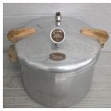 Vintage National No. 7 Pressure Cooker